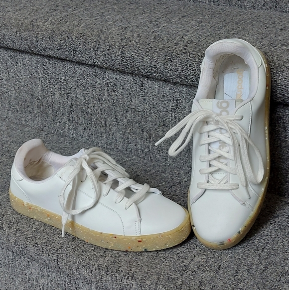 Stylish White Women's Sneakers with Speckled Sole - Picture 2 of 7